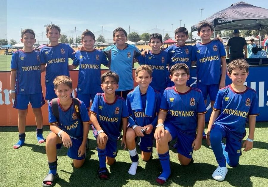 Equipo de Troyanos con el uniforme azul en un torneo