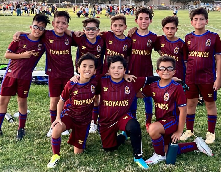 Equipo de Troyanos con el uniforme granate después de un partido
